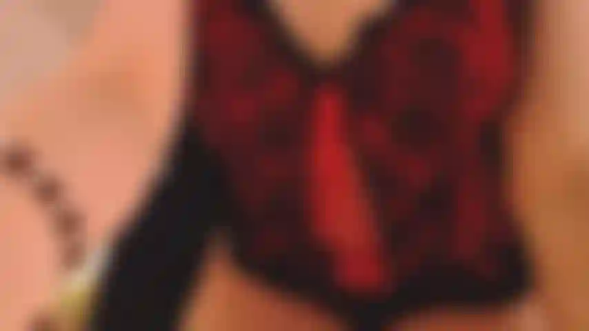 Tenía hambre de una polla dura y gruesa, ¡así que chupé una!