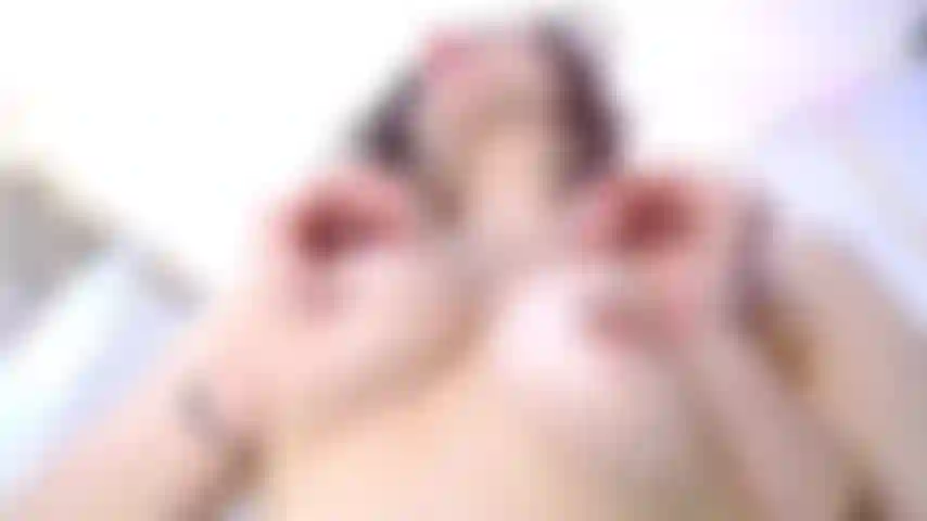 Me vuelvo loca cuando cubres mi pequeño cuerpo con tu semen pegajoso y caliente.