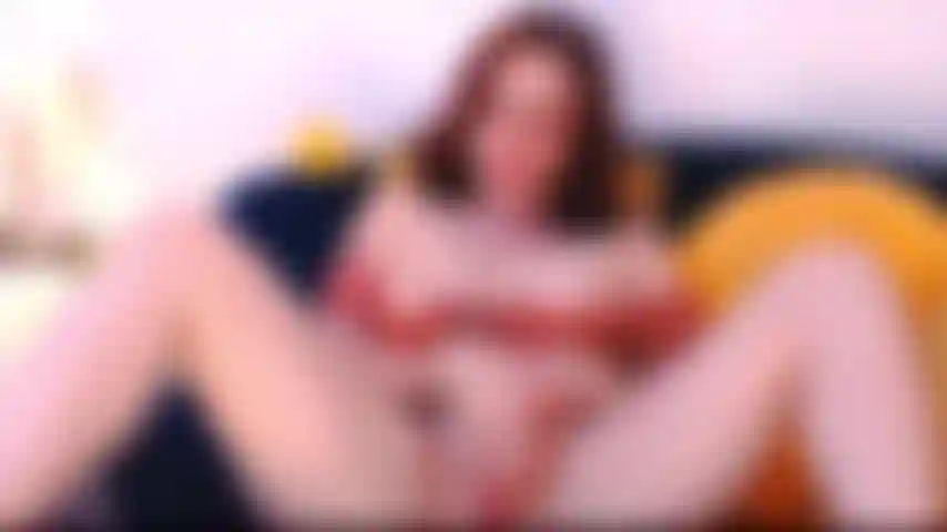 Estás sentada frente a mí, viéndome usar mi voz para guiarte, tocando mi coño y mis pezones perforados.