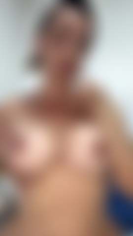 Juega con mis enormes tetas.