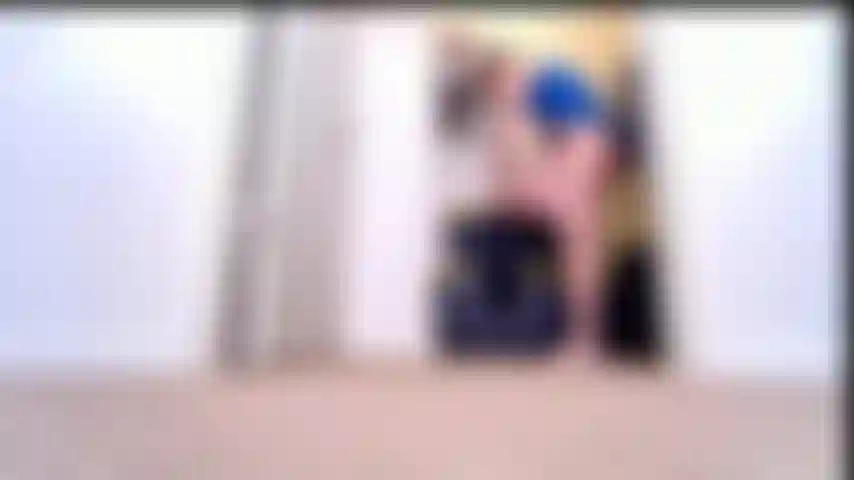 Giganta_atrapa_pequeño_intruso_mientras_cambia.