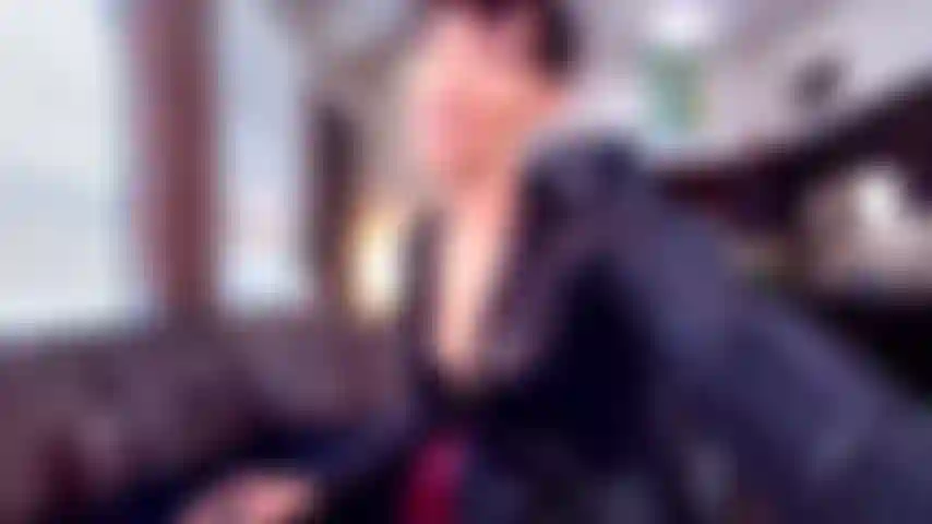 Un perdedor de polla pequeña se folla los pies de nailon.