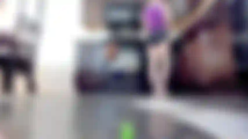 Tiny intruso invade la cocina.