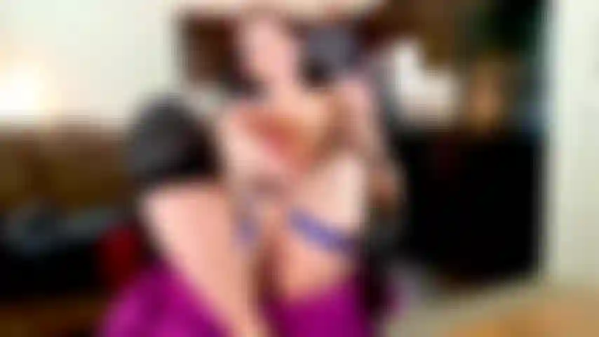 Estimulación de dedos del pie, masturbación del clítoris, orgasmo y apertura de coño.