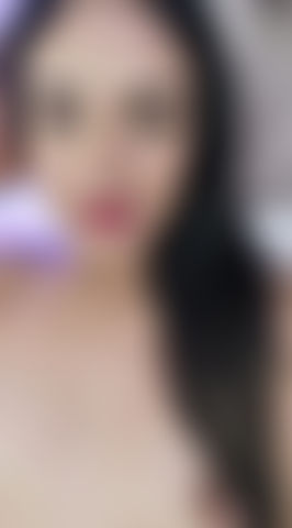 Mis tetas son tan calientes como mi coño... Y mientras juego con ellas, mi dildo me hace gemir sin control. ¿Te atreves a verme romper mi placer?