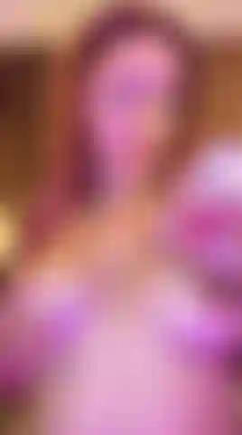 Me deslizo aceite por mis tetas y juego con ellas frente a ti, haciéndote morder los labios de deseo.