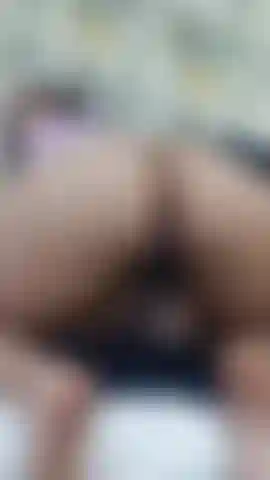 Estoy tan caliente y lista para ti. Mis manos no paran de golpear y acariciar mis curvas mientras fantaseo con tu polla deslizándose dentro de mi pequeño culo...