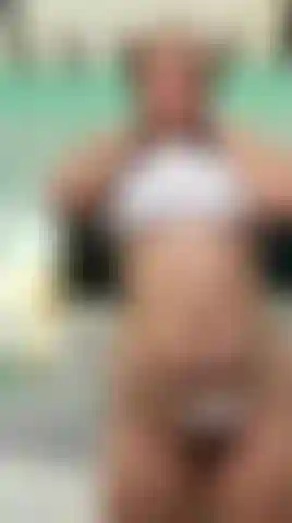 Quiero que te corras para mí hoy, quiero que disfrutes cómo juego con mis tetas y mi gran culo, solo quiero que mires y te corras mucho para mí.