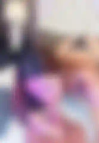 Chupa este juguete sexy y erótico mientras imaginas que es tu pene suplicando correrse.