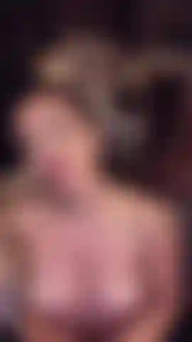 Siente cómo lo hundo lentamente mientras te miro directamente a los ojos.
