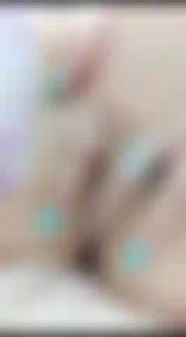 Escúchame gemir mientras me follo.