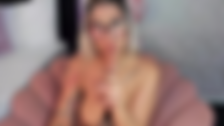 Siente el calor de mis tetas envolviendo tu polla, déjame provocarte lenta y suavemente y luego te terminaré con una mamada tan profunda que nunca olvidarás.