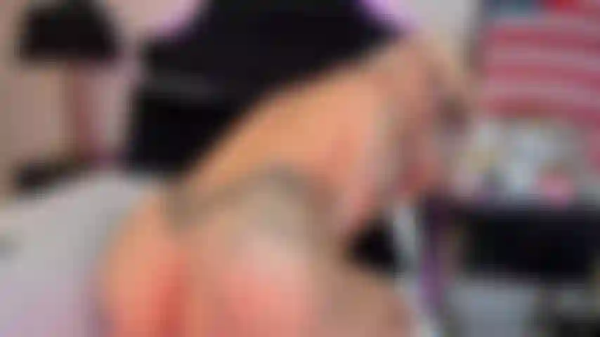 Sé que te pones más duro cuando cabalgo esa polla de espaldas, para que puedas azotarme las curvas.