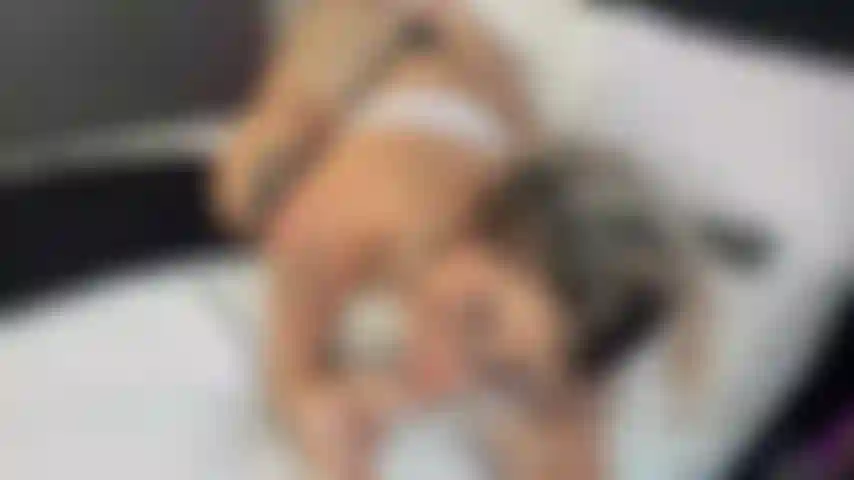 Mira mi culo sexy y caliente inclinado mientras chupo cada centímetro de tu polla dura, la haré rebotar para que sientas que estás en el verdadero paraíso.