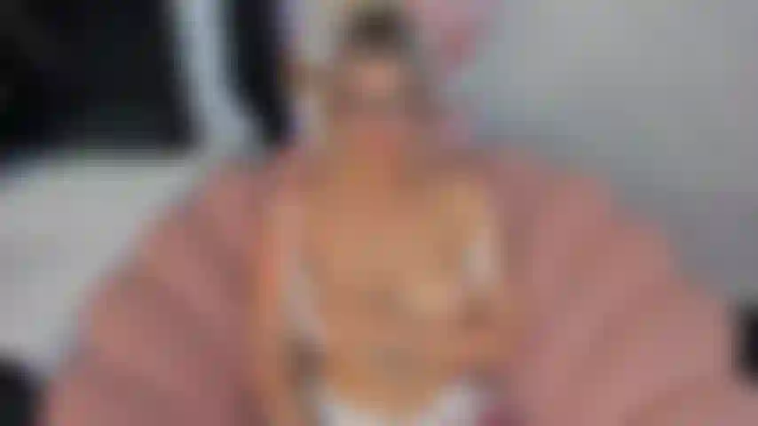Mis labios recorren cada centímetro de tu polla, poniéndola dura como una roca, cuando ya no puedas soportarlo más, fóllame profundo en mi coño mojado, hazme gritar de placer y lléname con tu leche.