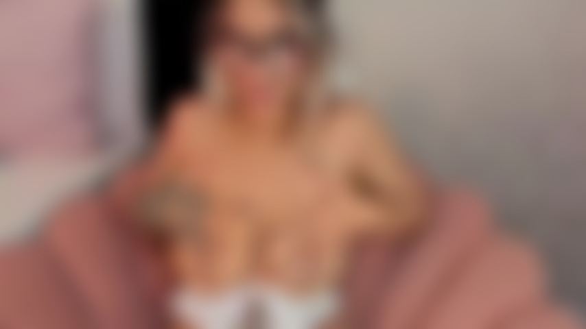 Déjate llevar por el calor de mis grandes tetas sobre tu polla la sensación es un placer infinito y me pone húmeda sentir tu leche caliente corriendo por ellas.