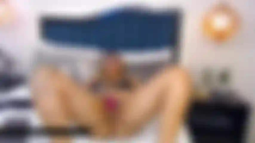 Vibrando mi coño mojado y luego follándolo duro.