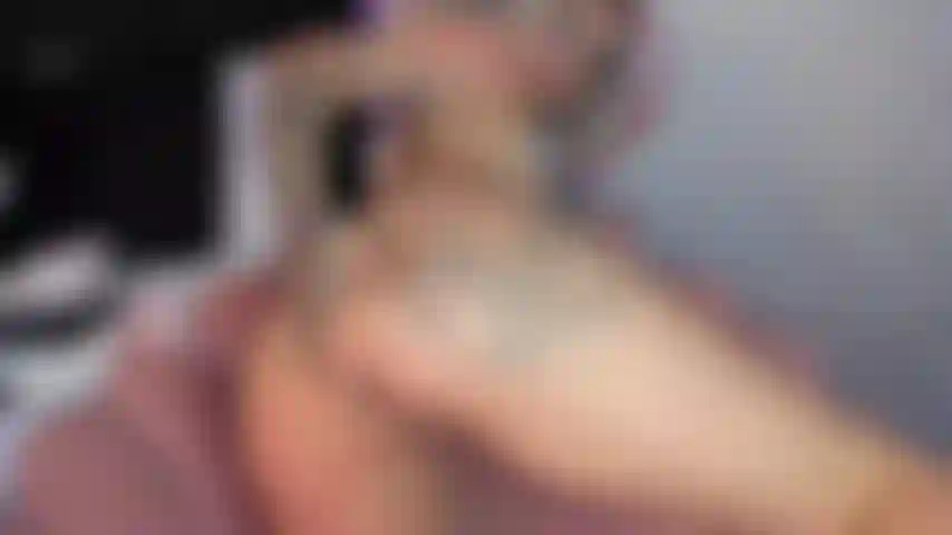 Siente lo apretado que está mi culo mientras tu polla me llena por completo para luego sacarla y follar mi coño mojado, hasta que no puedas soportarlo más y explotes dentro de mí.