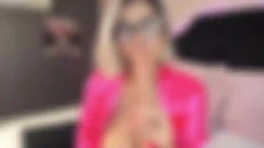 Mis labios sexys recorren paso a paso tu dura polla hasta ponerla dura como una roca, y facilitan el calor de mis grandes tetas para hacerte explotar.