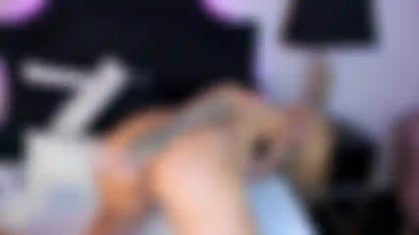 Ven y disfruta viendo como me follo el culo mientras mi juguete vibrador moja mi coñito rosado.