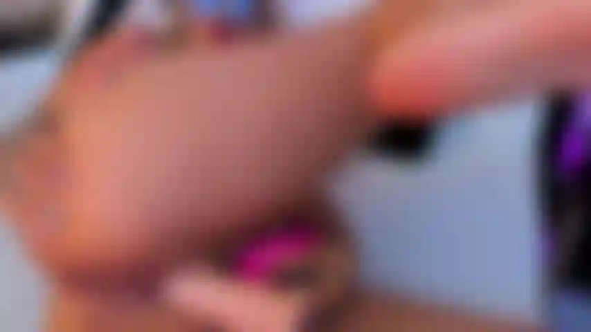 Toqueteándome el culo haciendo vibrar mi coño!!