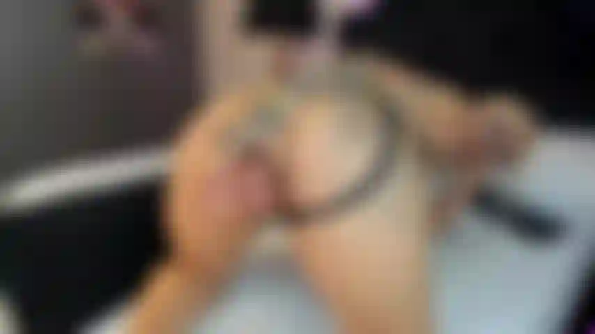Disfruta de mi culo mientras te la chupo, luego déjame sentir qué tan duro tengo esa polla enterrada bien adentro de mi coño.