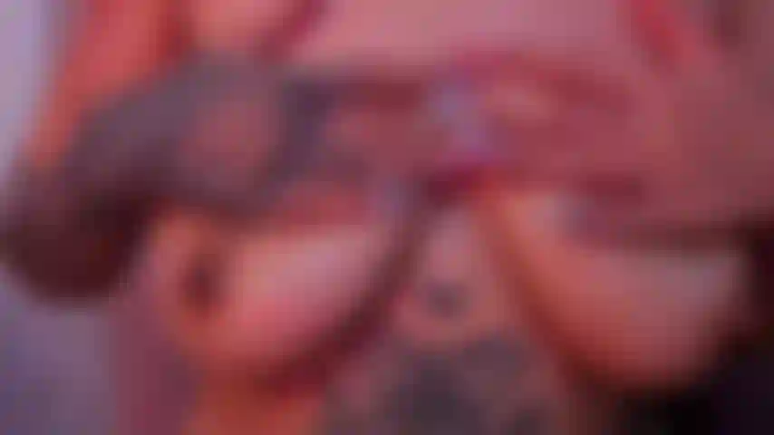 Jugosas tetas haciéndole un buen trabajo a tu polla!