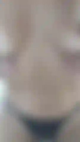 Niña traviesa en el baño.