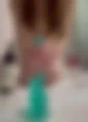 Enorme dildo jabonoso y una paja vigorosa para dejarla bien limpia.
