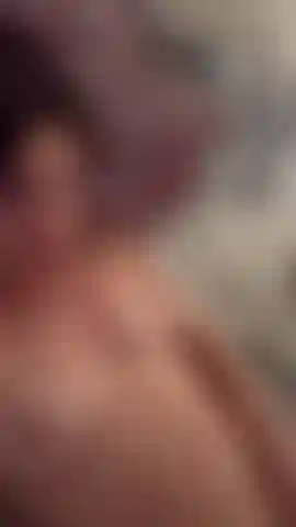 Escúchame y mírame tener un orgasmo antes de verme follarme con mi gran juguete 😈.