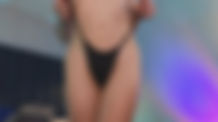 Chica trans con el cuerpo lleno de aceite en bikini.