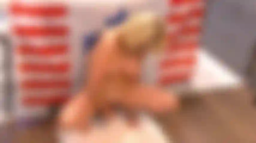 Lamiendo mi chorro del suelo.