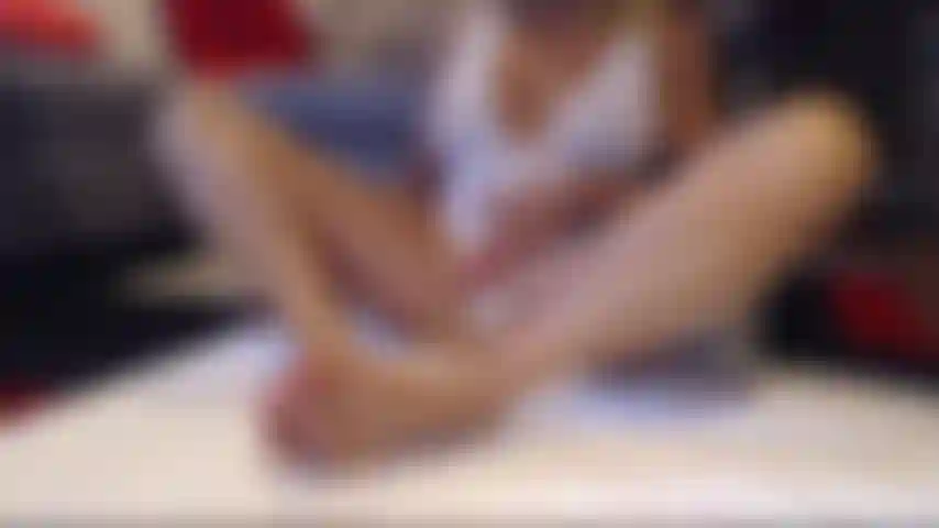 Pies aceitados, tease y juego con juguetes 🔥 en este video de 10 minutos, te seduzco con un provocador tease de pies, aceitando mis pies para una experiencia suave y sensual. Observa cómo le doy un footjob de infarto a un juguete, usando mis pies para volverte loco. Únete a mí para esta actuación única y tentadora.