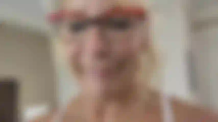 Dándole una mamada inolvidable a una bella bbc.