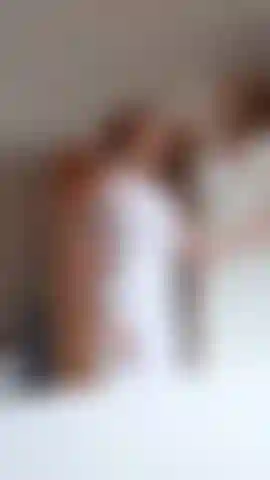 Derretimiento de hielo y tira de ducha en traje de yoga blanco.