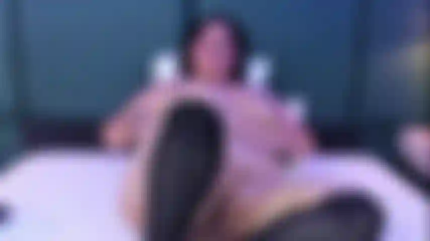 Hermosa bbw disfruto de tu cuerpo mojado con tus dedos rápidos.