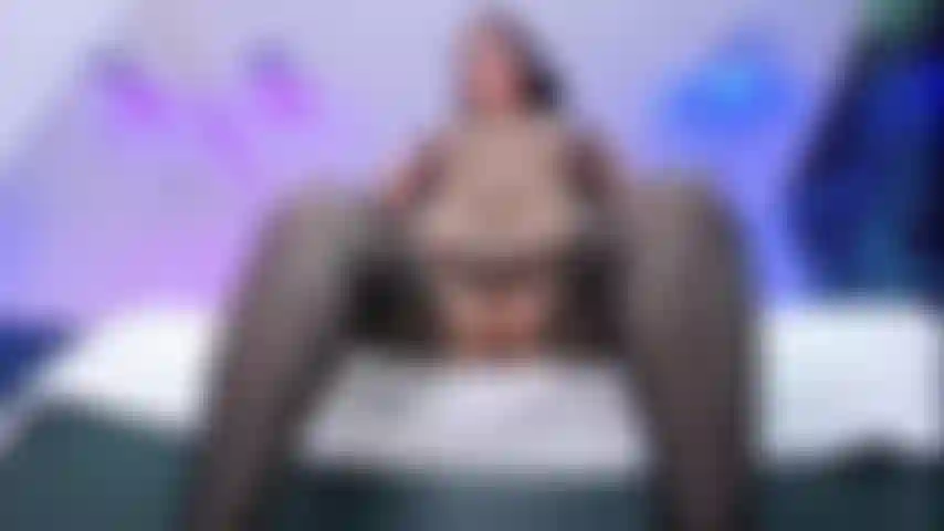 Deja que mi inmensidad aplaste tu polla dura y gruesa, disfruta de mi cuerpo curvilíneo.