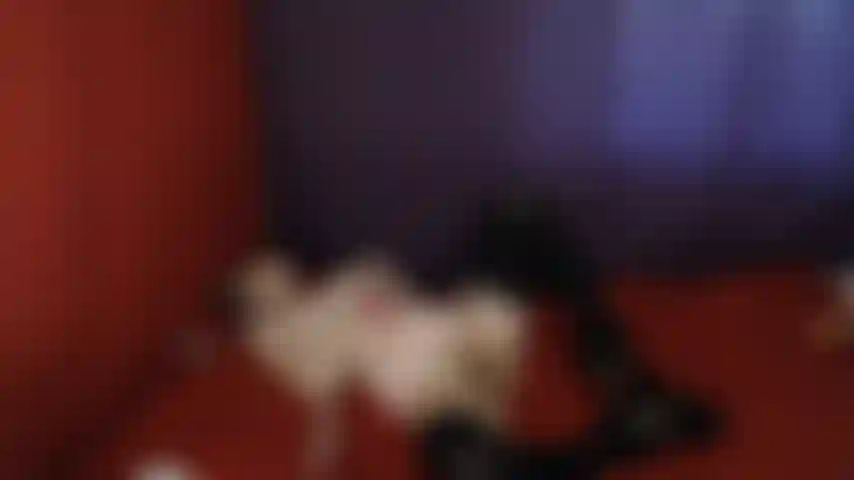 Sola en casa y cachonda.