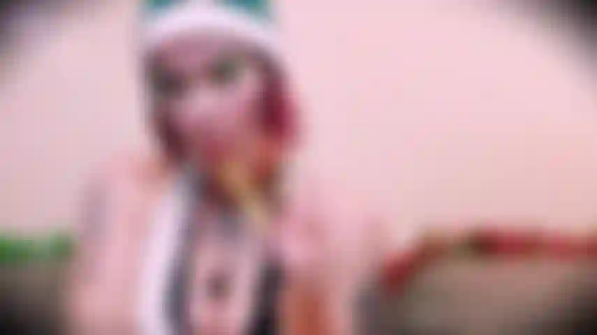 Fonda la elfa chupa descuidadamente su regalo de navidad.