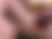 Gran dragón malvado de juguete y dedos del pie.