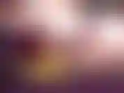 Tetas pequeñas, topless fumando.