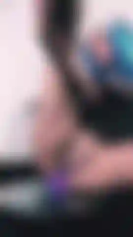 Monto un dildo por delante y por detrás.