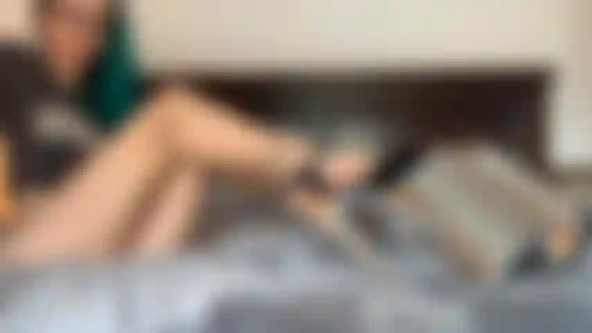 Te encanta follar mientras adoras mi perfección! Mirándome acostada en mi cama, usando mis bragas negras, blusa corta y mis tacones brillantes de 9 pulgadas! Bromeo y animo tus matanzas.