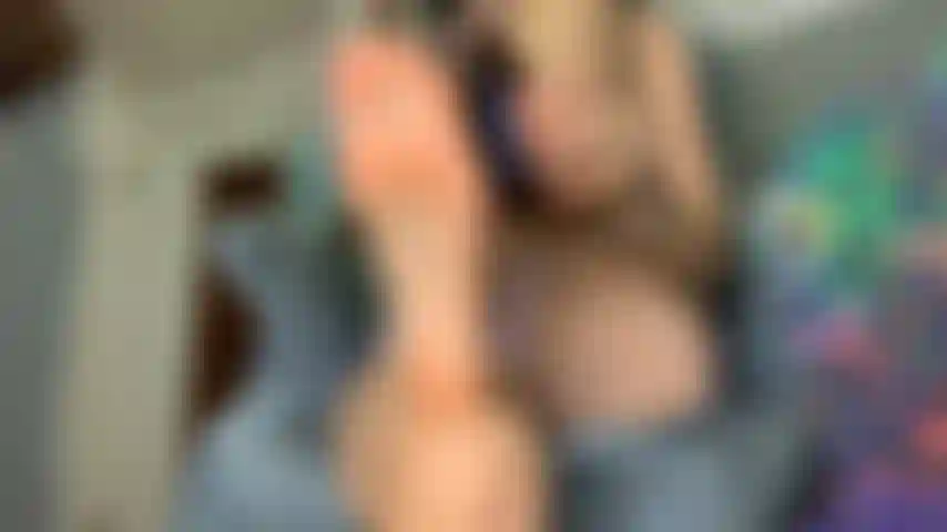 Pies aceitados joi- mira como te provoco con mis pies grandes y sexys. Goteando lentamente aceite sobre ellos mientras te seduzco con mi voz. Sé cuánto te gustaría que mis pies sexys y aceitados estuvieran bombeando hacia arriba y hacia abajo.