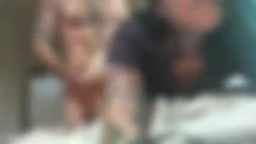 ¡ Sé una buena puta sucia para mí! Mira a mi hombre follar mi culo peludo, llenándome con su semen caliente! Luego me recuesto y abro mi culo recién follado para que lo adores y lo limpies! Sé una buena esclava.