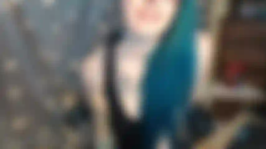 Te encanta mi cinturón, mientras te follas el culo con los dedos. Te provoco y animo que necesitas algo más que tus dedos. Cuando anhelas mi cinturón, necesitas algo más que solo dedos.