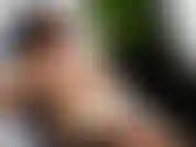 Desnudo bikini en un area publica de la piscina de un hotel swinger.