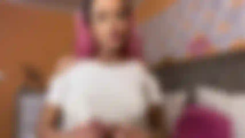 Juego con mis tetas y lamiendo mis pezones.