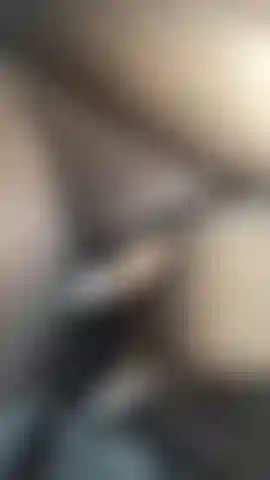 Después de trabajar 72 horas, estoy cansada y necesito una ducha para relajarme. Escena de flexión de pies pov incluida con estiramiento de piernas y rociado de agua en el coño.