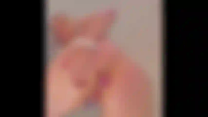 Follándome el coño y el culo en la ducha.